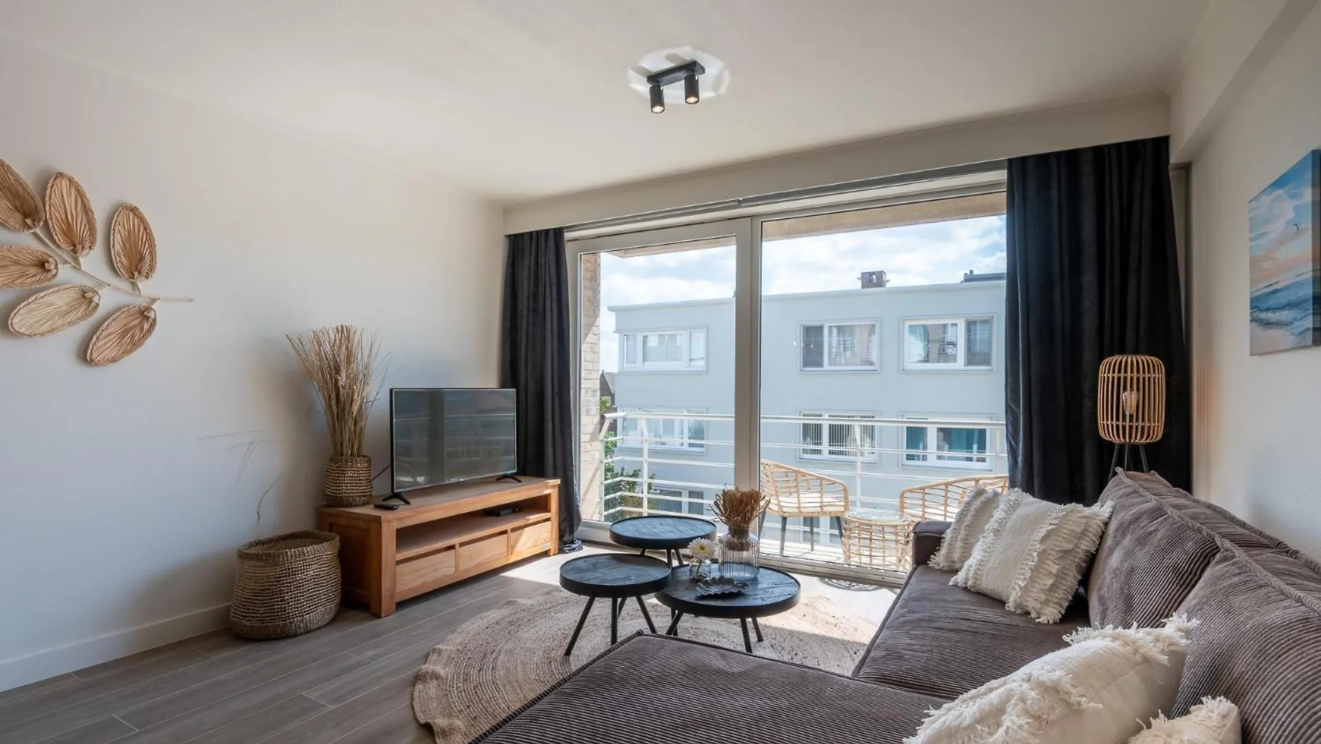 Modern Apartment Close To The Beach For 6 location